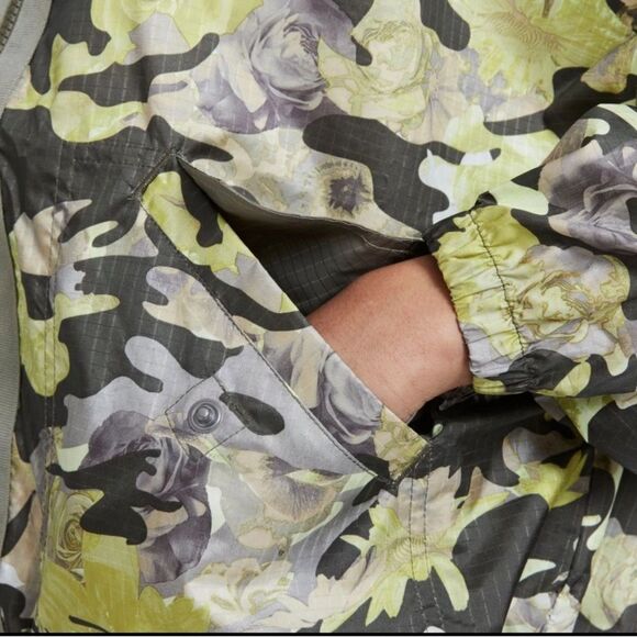 ❌Nike sportswear Camo Windbreaker Jacket cargo pockets oversized small NWOT - Picture 4 of 11